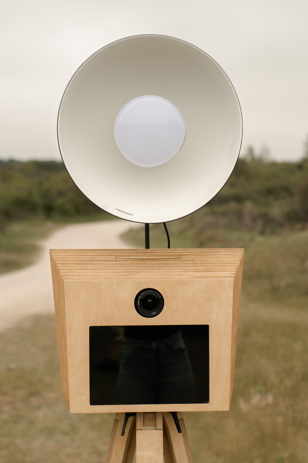 Solveig&Ronan_LaTrombinette_HelloBox_70 tablette et reflex et led sur pied