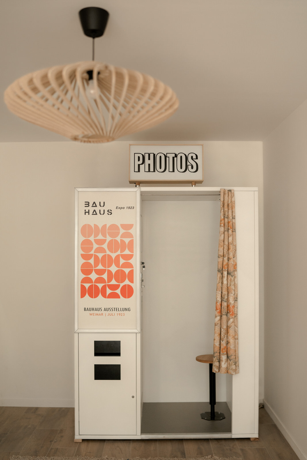 SolveigetRonan-LaTrombinette-Cabine-Photomaton2025_09 photomaton avec sont porte affiche