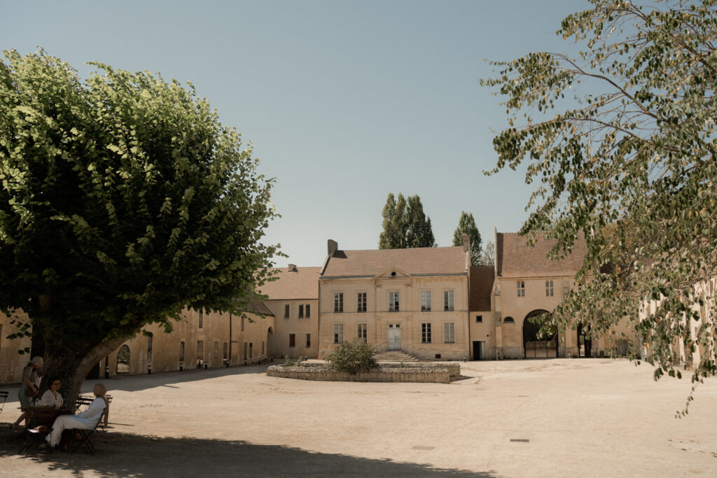 Architecture en pierre de l'abbaye d'Ardenne accueillant l'exposition de l'IMEC.